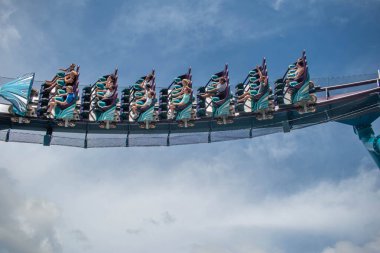Orlando, Florida. 15 Kasım 2020. İnsanlar Seaworld 'de Mako rollercoaster (9.)