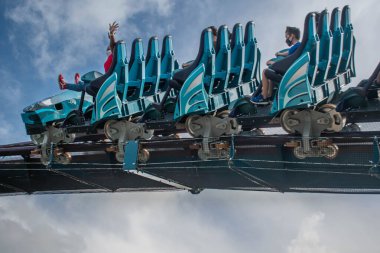 Orlando, Florida. 15 Kasım 2020. Seaworld 'de Mako rollercoaster (13) eğlenen insanlar)