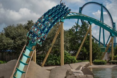 Orlando, Florida. 15 Kasım 2020. İnsanlar Seaworld 'de Kraken hız treninin keyfini çıkarıyorlar. (4)