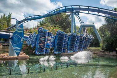 Orlando, Florida. 15 Kasım 2020. İnsanlar Seaworld 'de Manta Ray rollercoaster (2.)