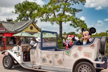 Orlando, Florida. 29 Temmuz 2020. Mickey ve Minnie antika bir arabaya biniyorlar (12)