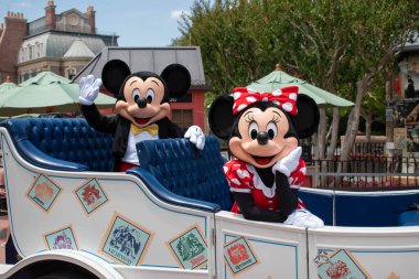 Orlando, Florida. 29 Temmuz 2020. Mickey ve Minnie Epcot 'ta eski bir arabaya biniyor.)