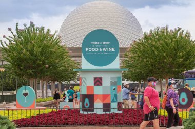 Orlando, Florida. 29 Temmuz 2020. Epcot, Epcot 'ta Renkli Uluslararası Yemek Şarap Festivali tabelası (48))