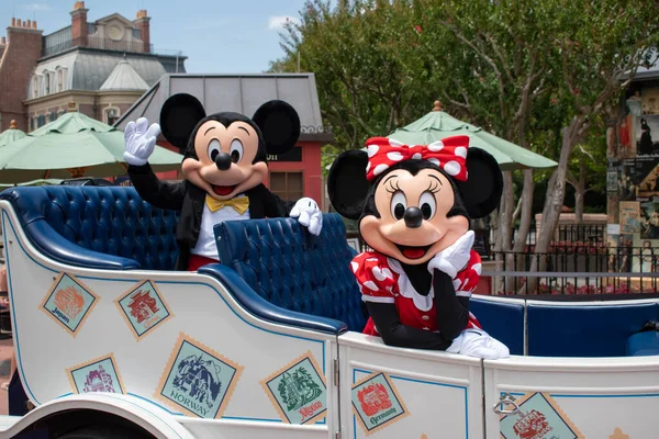 Orlando, Florida. 29 Temmuz 2020. Mickey ve Minnie Epcot 'ta eski bir arabaya biniyor.)
