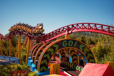 Hollywood Stüdyolarında Slinky Dog Dash lunapark treninin keyfini çıkaran insanlar (163)