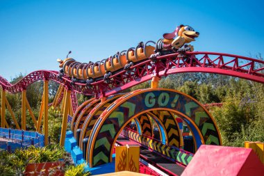 Hollywood Stüdyolarında Slinky Dog Dash lunapark treninin keyfini çıkaran insanlar (167)