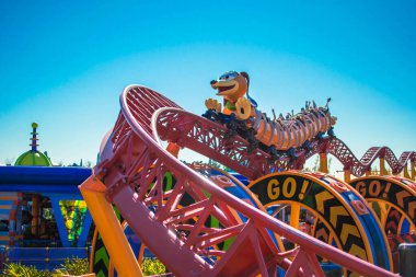 İnsanlar Hollywood Stüdyolarında Slinky Dog Dash lunapark treninin keyfini çıkarıyorlar (182)
