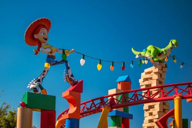 Jessie 'nin ve Hollywood Stüdyoları' ndaki Slinky Dog Dash treninin keyfini çıkaran insanların üst görüntüsü (143)