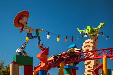 Jessie 'nin ve Hollywood Stüdyoları' ndaki Slinky Dog Dash treninin keyfini çıkaran insanların üst görüntüsü (144)