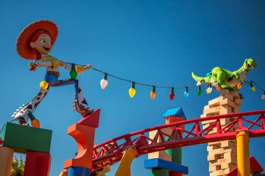 Jessie 'nin ve Hollywood Stüdyoları' ndaki Slinky Dog Dash treninin keyfini çıkaranların en iyi görüntüsü.)