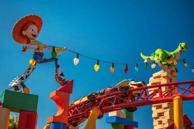 Jessie ve Hollywood Stüdyoları 'ndaki Slinky Dog Dash treninin keyfini çıkaran insanların en iyi görüntüsü (146))