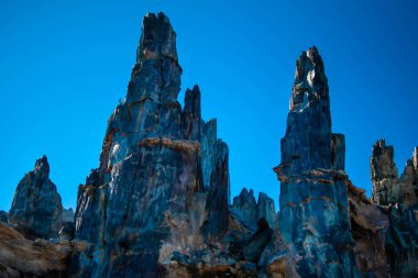 Hollywood Stüdyoları 'ndaki Star Wars Galaxys Edge' deki mavi dağların en üst görüntüsü (105)