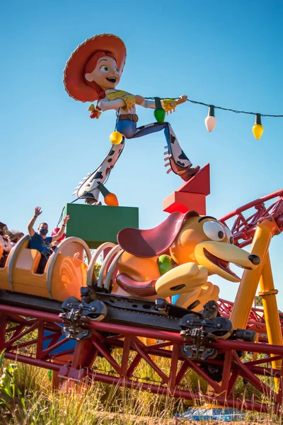 Top View Jessie People Enjoying Slinky Dog Dash Rollercoaster Hollywood — Stock Photo, Image