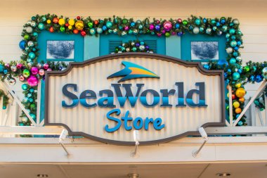 Orlando, Florida. 22 Aralık 2020. Seaworld 'de Noel süsleriyle Deniz Dünyası Levhası (12))