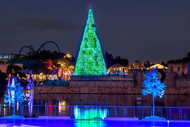 Orlando, Florida. 27 Kasım 2020. Seaworld 'de gecenin 3' ünde panoramik büyük bir Noel manzarası. (21)