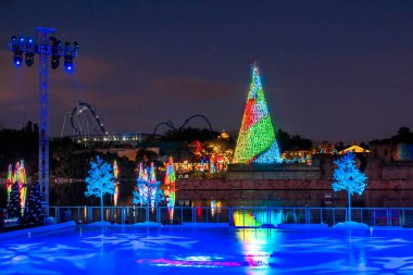 Orlando, Florida. 27 Kasım 2020. Seaworld 'de gecenin 3' ünde panoramik büyük bir Noel manzarası. (28)