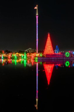Orlando, Florida. 27 Kasım 2020. Seaworld 'deki aydınlatılmış Xmas Trees' in panoramik görüntüsü. (63)