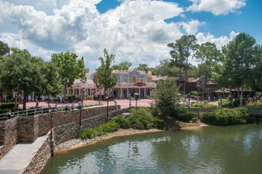 Orlando, Florida. Ağustos 04, 2020. Walt Disney World 'deki Liberty Square Nehir Gemisi' nde gezinirken Sihirli Krallık 'ın manzarası (1))