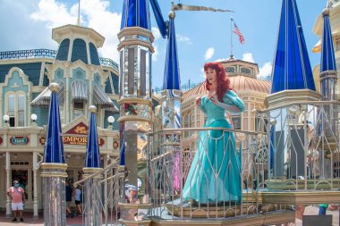Orlando, Florida. Ağustos 04, 2020. Ariel, Sihirli Krallık 'ta güzel bir geçit töreninde yüzüyor.)