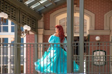 Orlando, Florida. Ağustos 04, 2020. Ariel, Sihirli Krallık 'ta Walt Disney World Demiryolu' nun balkonundan el sallıyor.)