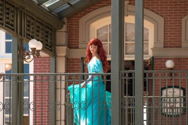 Orlando, Florida. Ağustos 04, 2020. Ariel, Sihirli Krallık 'ta Walt Disney World Demiryolu' nun balkonundan el sallıyor.)