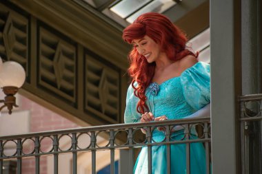 Orlando, Florida. Ağustos 04, 2020. Ariel, Sihirli Krallık 'ta Walt Disney World Demiryolu' nun balkonundan el sallıyor.)