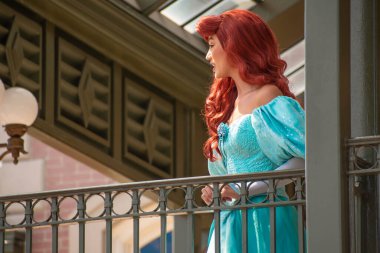 Orlando, Florida. Ağustos 04, 2020. Ariel, Sihirli Krallık 'ta Walt Disney World Demiryolu' nun balkonundan el sallıyor.)