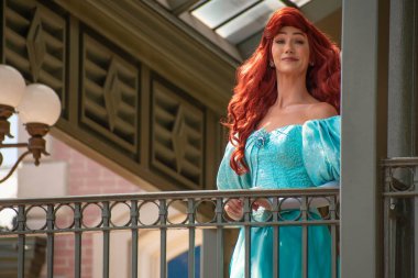 Orlando, Florida. Ağustos 04, 2020. Ariel, Sihirli Krallık 'ta Walt Disney World Demiryolu' nun balkonundan el sallıyor.)
