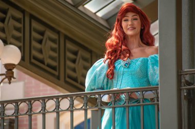 Orlando, Florida. Ağustos 04, 2020. Ariel, Sihirli Krallık 'taki Walt Disney World Demiryolu' nun balkonundan el sallıyor (118)
