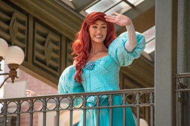 Orlando, Florida. Ağustos 04, 2020. Ariel, Sihirli Krallık 'ta Walt Disney World Demiryolu' nun balkonundan el sallıyor.)