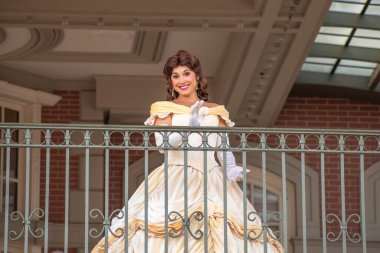 Orlando, Florida. Ağustos 04, 2020. Sihirli Krallık 'ta Walt Disney World Demiryolu' nun balkonundan el sallayan Belle (7)).