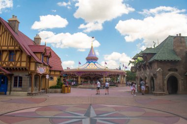 Orlando, Florida. Ağustos 04, 2020. Büyülü Krallıktaki Beyaz Atlı Prens 'in kısmi görüntüsü (395)