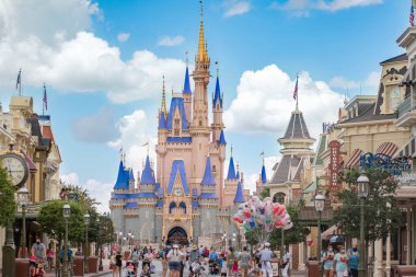 Orlando, Florida. Ağustos 04, 2020. Sihirli Krallık 'ta ana caddede yürüyen insanlar (340)