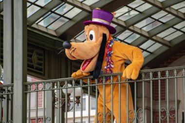Orlando, Florida. Ağustos 04, 2020. Sihirli Krallık 'ta Walt Disney World Demiryolu' nun balkonundan el sallayan Pluto (424)