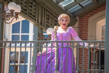 Orlando, Florida. Ağustos 04, 2020. Walt Disney World Demiryolu 'nun balkonundan el sallayan Rapunzel (5))