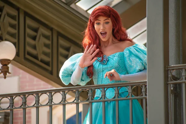 Orlando, Florida. Ağustos 04, 2020. Ariel, Sihirli Krallık 'ta Walt Disney World Demiryolu' nun balkonundan el sallıyor.)