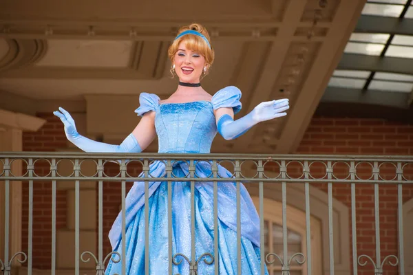 Orlando, Florida. Ağustos 04, 2020. Sihirli Krallık 'ta Walt Disney World Demiryolu' nun balkonundan sallanan Sinderella (140)