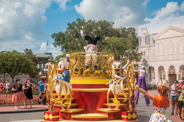 Orlando, Florida. Ağustos 04, 2020. Donald, Daisy ve Mickey Sihirli Krallık 'ta geçit töreninde