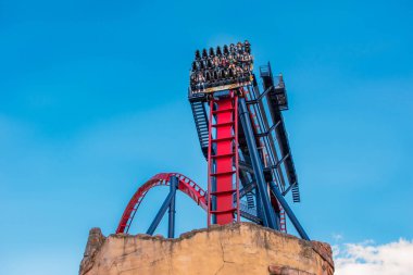  Tampa Körfezi, Florida. 29 Aralık 2020, Busch Gardens 'da insanlar Sheikra hız treninde eğleniyor.)