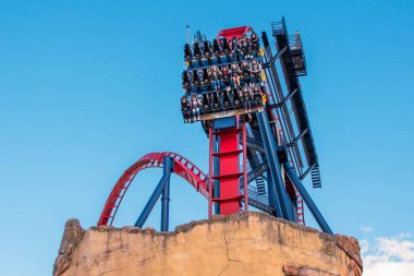 Tampa Körfezi, Florida. 29 Aralık 2020, Busch Gardens 'da insanlar Sheikra rollercoaster eğleniyor (8))