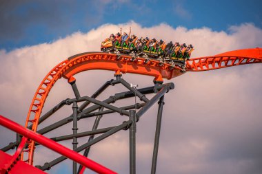  Tampa Körfezi, Florida. 29 Aralık 2020. Busch Gardens 'ta eğlenen insanlar (73)