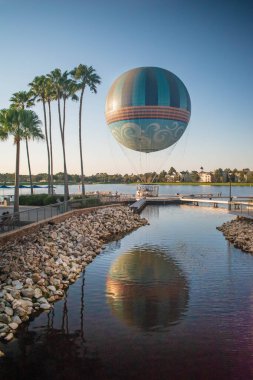 Orlando, Florida. 13 Ekim 2020. Disney Springs 'teki suyun üzerine yansıyan sıcak hava balonu (1)