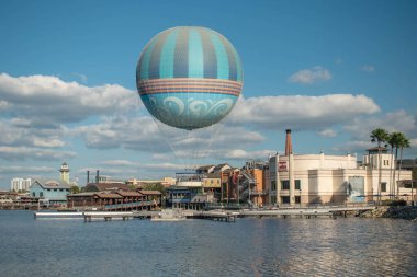  Orlando, Florida. 13 Ekim 2020. Disney Springs 'teki sıcak hava balonunun panoramik görüntüsü (32
