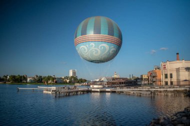 Orlando, Florida. 13 Ekim 2020. Disney Springs 'teki sıcak hava balonunun panoramik görüntüsü (33)