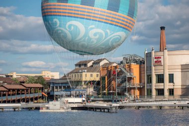 Orlando, Florida. 13 Ekim 2020. Disney Springs 'teki sıcak hava balonunun kısmi görüntüsü (33)