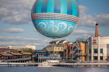 Orlando, Florida. 13 Ekim 2020. Disney Springs 'teki sıcak hava balonunun üst görüntüsü (45)
