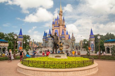 Orlando , Florida. 21 Eylül 2020. Magic KIngdom 'da Ortaklar heykeli (Walt Disney ve Mickey) panoramik görünümü (76)