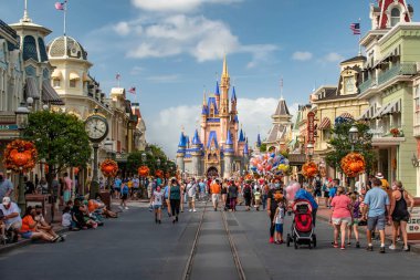 Orlando , Florida. 21 Eylül 2020. Magic KIngdom 'da ana caddede yürüyen insanlar (217)