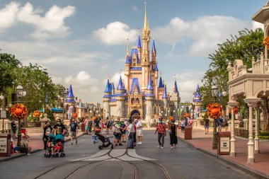Orlando , Florida. 21 Eylül 2020. Magic KIngdom 'da ana caddede yürüyen insanlar (216).