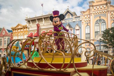 Orlando, Florida. Ağustos 04, 2020. Miki Fare Cadılar Bayramı geçit töreni Sihirli Krallık 'ta (3.)